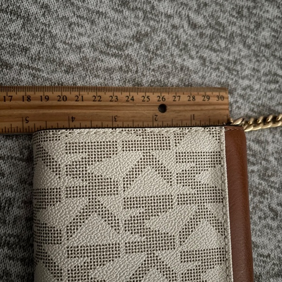 NWOT Michael Kors Hudson Vanilla Crossbody Adjustable Handbag w/Lots of Features - Picture 7 of 14